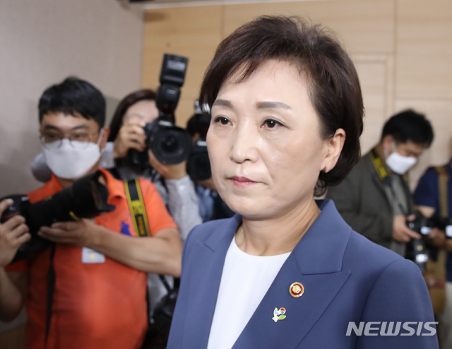 김현미 국토교통부 장관이 지난달 17일 오전 서울 종로구 정부서울청사 합동브리핑실에서 갭투자 규제를 핵심 내용으로 한 문재인 정부 21번째 부동산대책을 발표 후 나서고 있다.(사진/뉴시스)