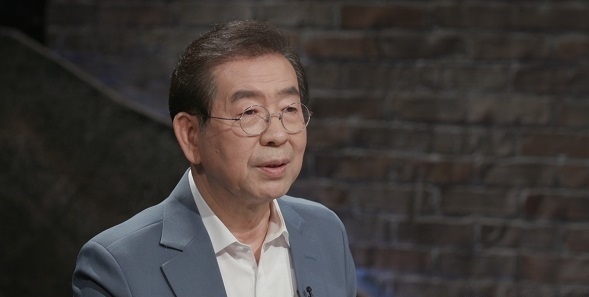 박원순 시장 유서글, 자필 유언장 공개.."국민께 죄송하다". 박원순 시장 사망 사실이 실종 신고 약 7시간 만에 밝혀졌다. 전 비서(여비서) 성추행 혐의 피소로 극단 선택(자살)으로 추정된다. 박원순 시장은 10일 0시 북악산 숙정문 인근 삼청각에서 숨진 채 발견됐다. 사진=SBS플러스 제공. ※ 우울감이나 정신적 고통 등 주변에 말하기 어려워 전문가 도움이 필요하다면 자살 예방 상담 전화(1393), 자살 예방 핫라인(1577-0199), 희망의 전화(129), 생명의 전화(1588-9191), 청소년 전화(1388) 등에 전화하면 24시간 상담 받을 수 있다.