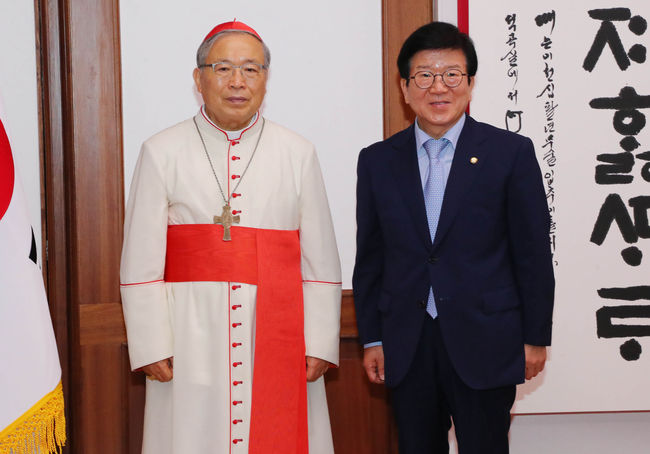박병석 국회의장이 10일 서울 여의도 국회 의장집무실에서 염수경 추기경의 예방을 받고 기념촬영을 하고 있다. (사진제공=뉴시스)