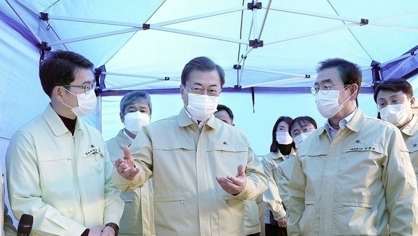 문재인 대통령(가운데)과 고 박원순 시장(오른쪽)이 2월 5일 서울 성동구보건소에 함께 방문해 현장을 점검하고 있다. 문 대통령, 박원순 시장은 코로나19(신종 코로나바이러스 감염증) 확산 방지에 힘쓰고 있는 성동구보건소 관계자들을 격려하고 있다. 사진=청와대 제공