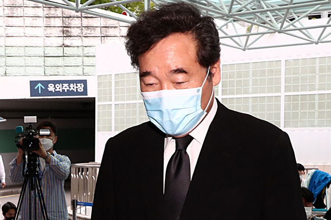이낙연 더불어민주당 의원이 10일 오후 고 박원순 서울시장의 빈소가 차려진 서울 종로구 서울대병원 장례식장으로 들어가고 있다. (사진제공=뉴시스)