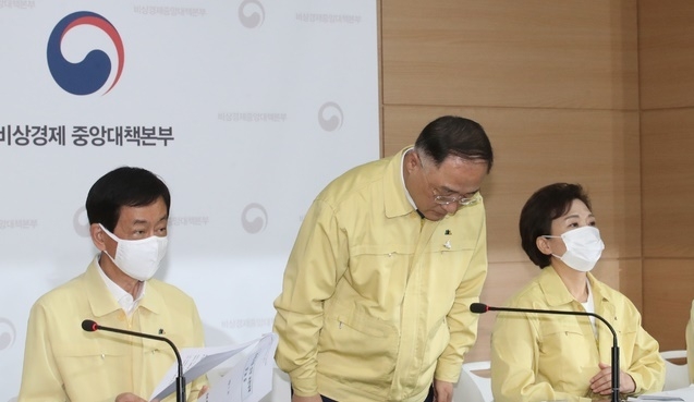 홍남기 경제부총리 겸 기획재정부 장관이 10일 오전 서울 종로구 정부서울청사 합동브리핑실에서 열린 부동산 보완대책 추진방안 등에 대한 제10차 비상경제 중앙대책본부(중대본) 회의 결과를 발표에 앞서 인사하고 있다.