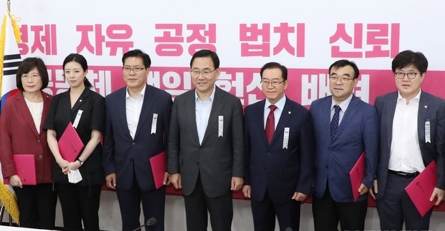 미래통합당 원내대표가 10일 서울 여의도 국회에서 열린 부동산대책특위 임명장수여식 및 1차 회의에서 송석준 부동산대책특위 위원장을 비롯한 위원들에게 임명장을 수여 후 기념촬영을 하고 있다.