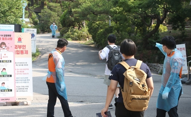 지난달 서울시 소방공무원 신규채용 필기시험이 치러진 서울 경복고등학교에 응시생이 입실하는 모습.
