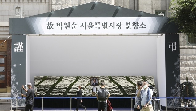 11일 오전 중구 서울광장에 고 박원순 서울시장의 시민분향소가 차려져 있다. 시민분향소 조문은 이날 오전 11시부터 가능하다.