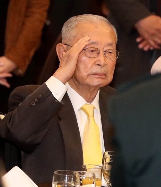주한미군이 주관하는 백선엽 예비역 대장 생일파티가 열린 21일 오전 서울 용산구 국방컨벤션에서 백 장군이 거수경례를 하고 있다.