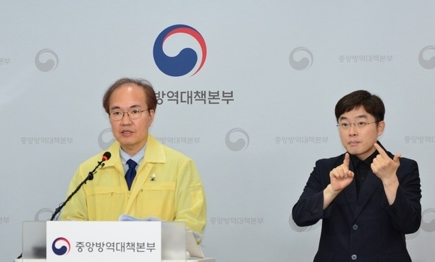 권준욱 질병관리본부 중앙방역대책본부 부본부장이 18일 오후 2시10분 충북 오송 질병관리본부에서 열린 신종 코로나 바이러스 감염증(코로나19) 정례브리핑에서 발언하고 있다.