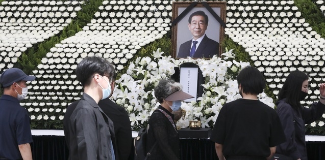 11일 중구 서울광장에 차려진 고 박원순 서울시장의 시민분향소를 찾은 시민들이 조문을 하고 있다.