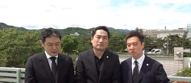 11일 유튜브 채널 가로세로연구소의 강용석 변호사 등이 박원순 서울시장의 빈소가 마련된 서울대병원 장례식장 인근 건물에서 방송을 진행하고 있다. (사진=유튜브 캡처)