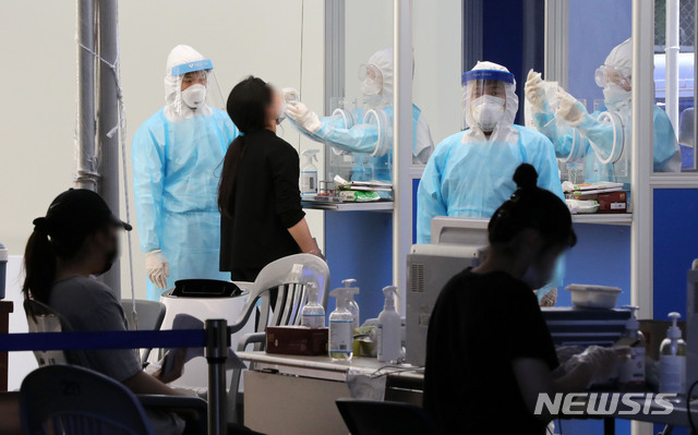 서울 송파구 보건소 선별진료소에서 신종 코로나바이러스 감염증(코로나19) 검체를 채취하고 있다. (사진=뉴시스 DB).