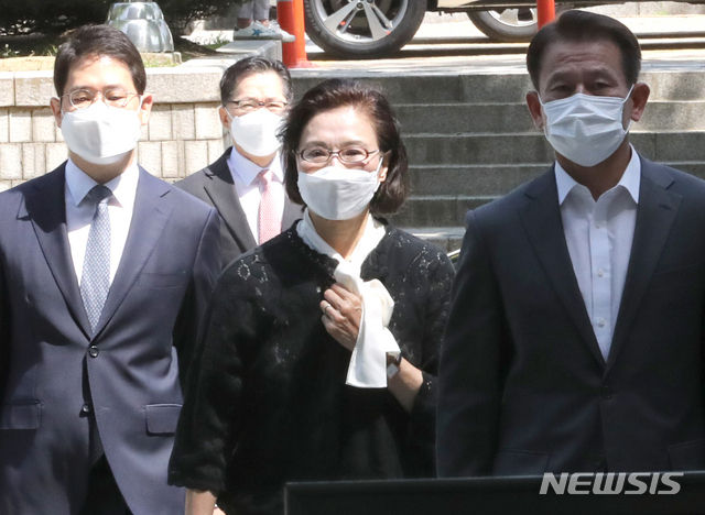 '경비원·운전기사 상습폭행' 혐의를 받는 이명희 전 일우재단 이사장이 지난달 9일 오전 서울 서초구 서울중앙지법에서 열리는 5차 공판에 출석하고 있다. (사진/뉴시스)