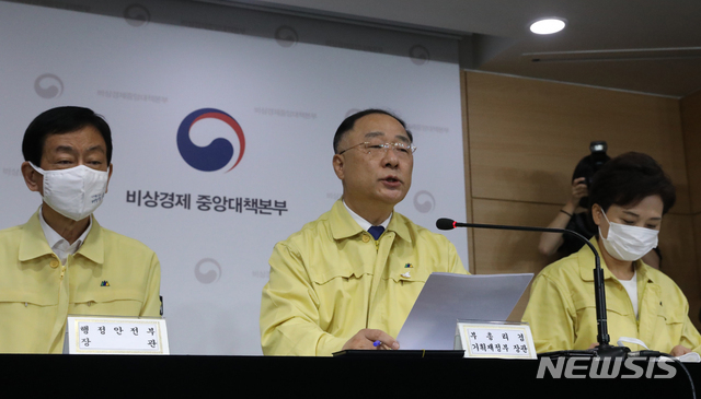홍남기 경제부총리 겸 기획재정부 장관이 지난10일 오전 서울 종로구 정부서울청사 합동브리핑실에서 열린 부동산 보완대책 추진방안 등에 대한 제10차 비상경제 중앙대책본부(중대본) 회의 결과를 발표하고 있다.(사진/뉴시스)
