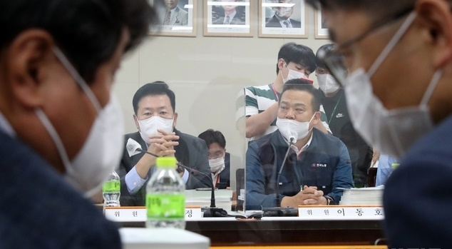9일 오후 정부세종청사에서 열린 최저임금위원회 6차 전원회의에서 박준식 최저임금위원회 위원장(오른쪽)과 권순원 공익위원이 대화하고 있다.