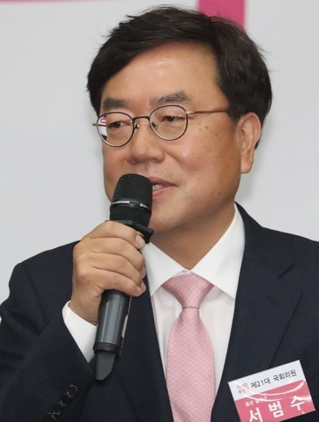 서범수 미래통합당 당선인이 28일 오전 서울 여의도 국회 제4회의장에서 열린 미래통합당 당선자 총회에 참석해 인사말을 하고 있다.