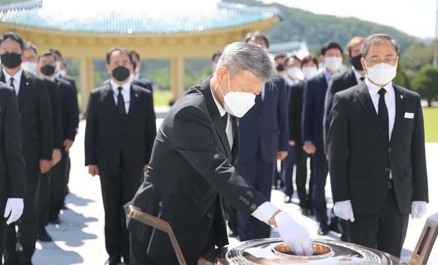 박삼득 국가보훈처장이 1일 오전 6·25전쟁 70주년과 6월 호국보훈의 달을 맞아 대전 유성구 국립대전현충원을 참배, 분향하고 있다. (사진=국가보훈처 제공)