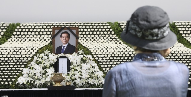 11일 오전 중구 서울광장에 차려진 고 박원순 서울시장의 시민분향소에서 시민이 눈물을 훔치고 있다. 시민분향소 조문은 이날 오전 11시부터 가능하다.