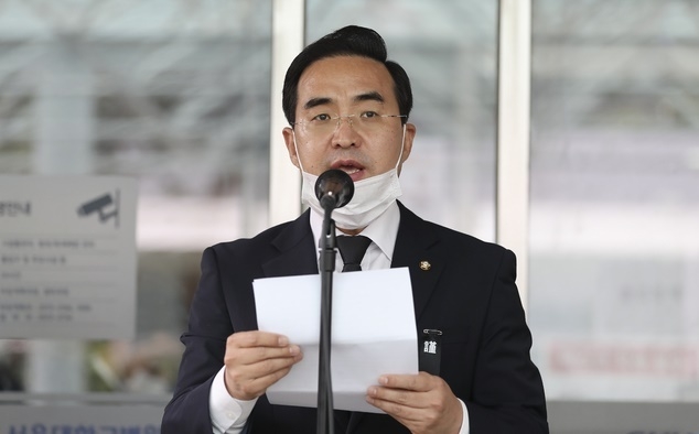 박홍근 고(故) 박원순 서울특별시장 장례위원회 공동집행위원장이 11일 고 박원순 서울시장의 빈소가 차려진 서울대병원 장례식장 앞에서 고 박원순 서울특별시장 장례위원회 구성 등에 관해 발표하고 있다.