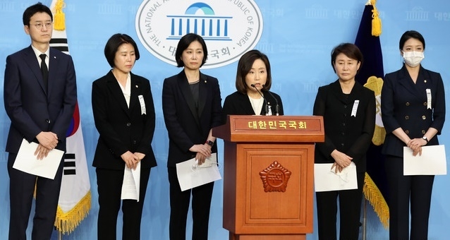 전주혜 의원 등 미래통합당 국회의원들이 12일 오후 서울 여의도 국회 소통관에서 기자회견을 열고 故 박원순 서울시장 성추행 의혹 고소인에 대한 2차 가해 중단을 촉구하는 성명서를 발표하고 있다.