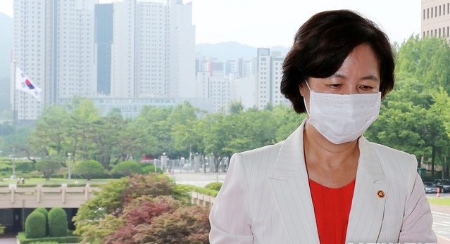 추미애 법무부장관이 지난 6일 오전 경기 과천시 법무부 청사로 출근을 하고 있다.