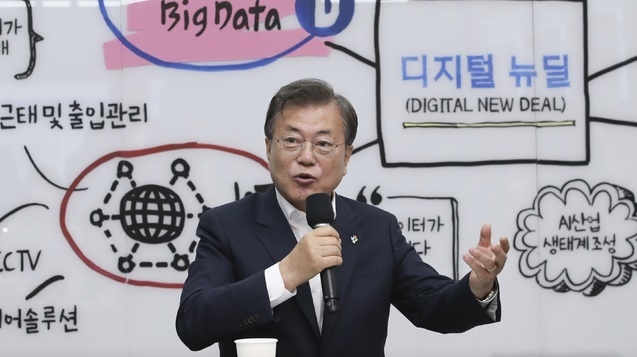 문재인 대통령이 18일 강원 춘천시 남산면 더존비즈온 강촌캠퍼스에서 열린 '한국판 뉴딜, 디지털경제 현장방문'에 참석해 발언하고 있다.