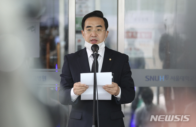 박홍근 고 박원순 서울특별시장 장례위원회 공동집행위원장이 지난11일 고 박원순 서울시장의 빈소가 차려진 서울대병원 장례식장 앞에서 고 박원순 서울특별시장 장례위원회 구성 등에 관해 발표하고 있다. (사진/뉴시스)