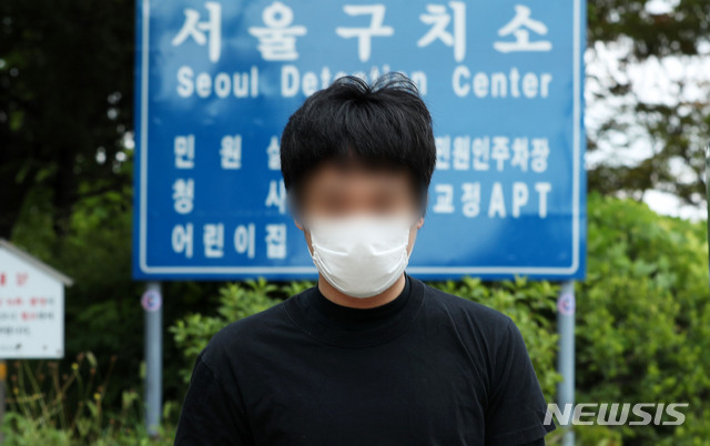 지난 6일 '웰컴 투 비디오' 운영자 손정우 씨가 미국 송환 불허 결정 이후 경기도 의왕시 서울구치소를 나서고 있다.(사진/뉴시스)