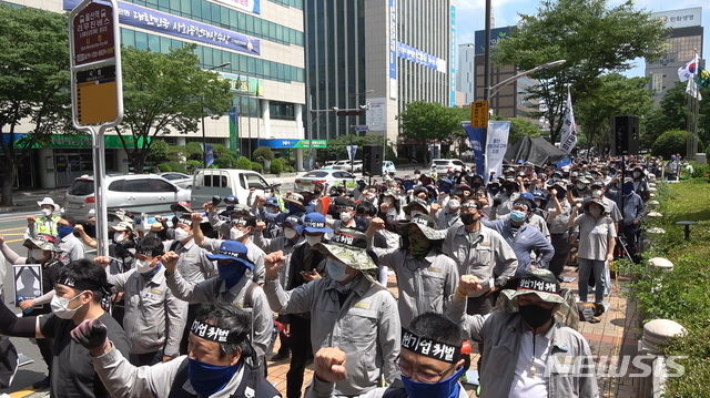 19일 현대중공업 노조가 울산시청 앞에서 2019년도 임금협상 타결과 중대재해기업처벌법 제정을 촉구하는 구호를 외치고 있다(사진/뉴시스)