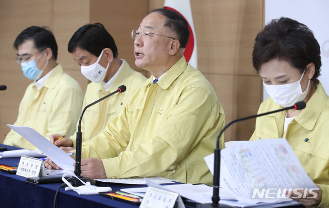 홍남기 경제부총리 겸 기획재정부 장관이 10일 오전 서울 종로구 정부서울청사 합동브리핑실에서 열린 부동산 보완대책 추진방안 등에 대한 제10차 비상경제 중앙대책본부(중대본) 회의 결과를 발표하고 있다. 이날 발표는 문재인 정부 들어 22번째 부동산 대책이다.(사진/뉴시스)
