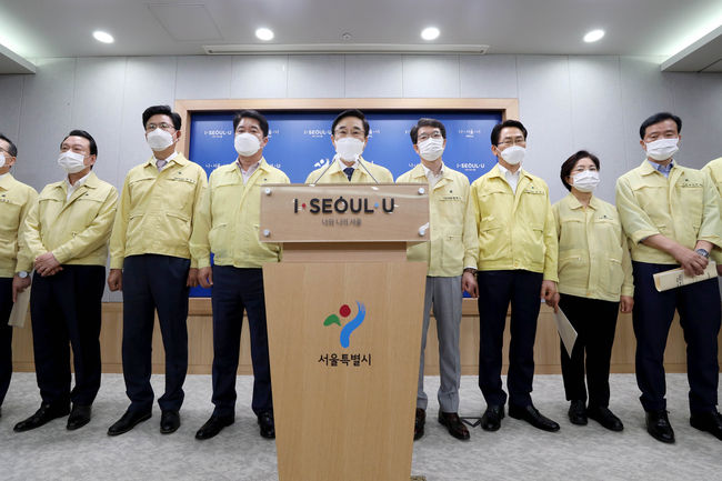 이동진 구청장협의회장을 비롯한 구청장들이 14일 오전 서울 중구 서울특별시청 브리핑룸에서 박원순 시장의 궐위에 따른 서울시 구청장협의회 입장문 발표를 하고 있다. (사진제공=뉴시스)