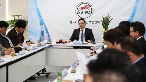 한국자동차진단보증협회 정욱 회장(가운데).