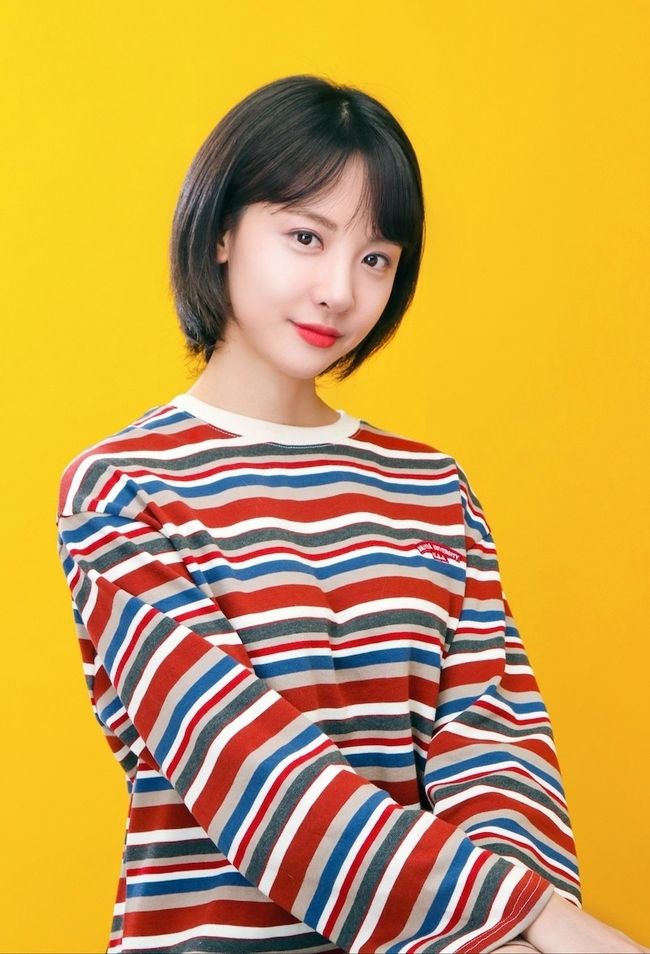김민아 하차. 라이엇 게임즈가 14일 공식 소셜네트워크서비스에 김민아가 '리그 오브 레전드(LoL) 챔피언스 코리아(LCK)에서 하차 한다는 내용의 공식입장을 올렸다. 하차한 김민아는 최근 불거진 중학생(미성년자) 성희롱 막말 논란에 공식입장을 내고 사과했다. 사진=SM C&C 제공