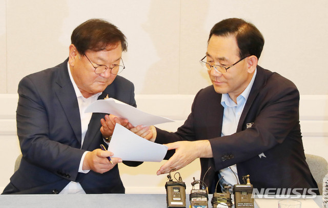 김태년 더불어민주당 원내대표와 주호영 미래통합당 원내대표가 14일 서울 여의도 국회에서 열린 여야 원내대표회동에서 합의문에 서명한 뒤 합의문을 교환하고 있다. (사진/뉴시스)