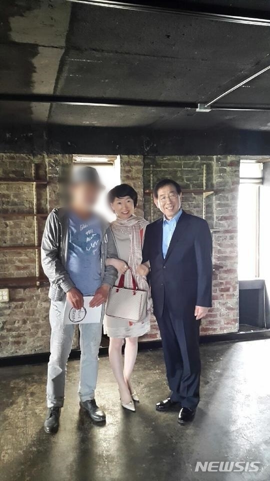 진혜원 대구지검 부부장검사가 자신의 페이스북에 고(故) 박원순 서울시장과 팔짱 낀 사진과 함께 "권력형 범죄 자수한다"며 글을 올렸다. (사진=진혜원 검사 페이스북 갈무리/뉴시스)
