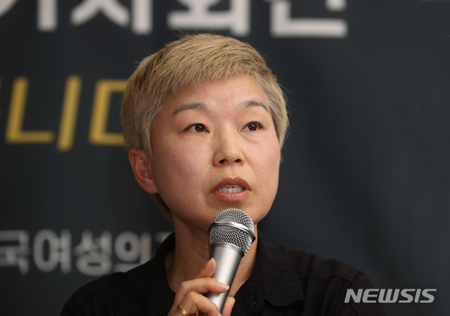 고 박원순 서울시장을 성추행 혐의 등으로 고소한 피해여성을 대리하는 김재련 변호사가 지난 13일 오후 서울 은평구 한국여성의전화 사무실에서 연 `서울시장에 의한 위력 성추행 사건 기자회견'에서 발언하고 있다.(사진/뉴시스)