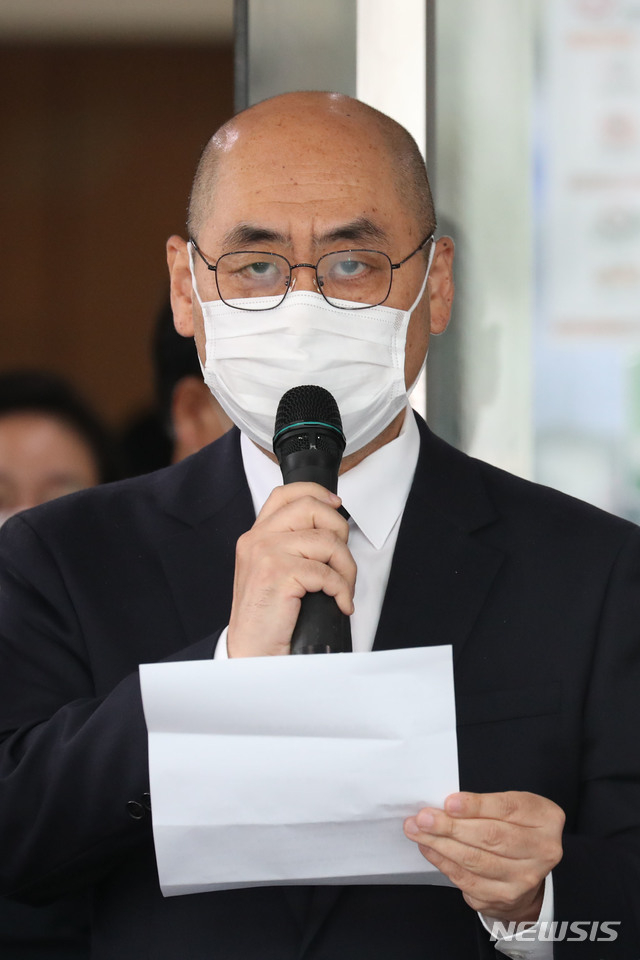 고한석 서울시 비서실장이 지난10일 고 박원순 서울시장의 빈소가 차려진 서울 종로구 서울대병원 장례식장 앞에서 고인의 유언장을 공개하고 있다.(사진/뉴시스)
