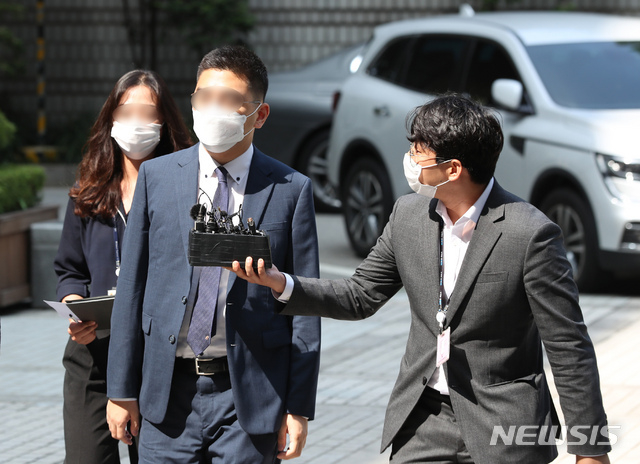 이른바 '검·언유착 의혹' 사건의 핵심 피의자로 꼽히는 이동재 전 채널A 기자가 구속 전 피의자심문(영장실질심사)을 받기 위해 17일 서울중앙지방법원으로 출석하고 있다. (사진/뉴시스)