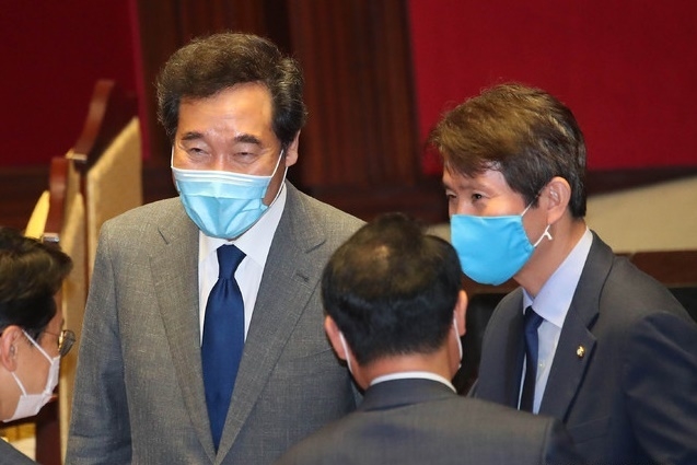 이인영 통일부장관 후보자가 16일 서울 여의도 국회에서 열린 본회의 참석해 이낙연 더불어민주당 의원과 대화를 나누고 있다.