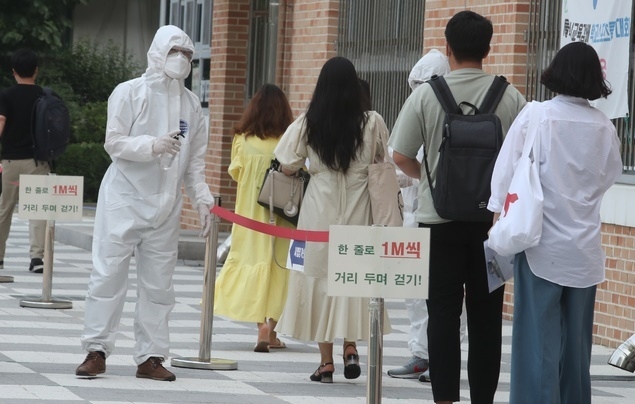 보건직 공무원 필기시험 18일 오전 서울 송파구 올림픽로 잠실중학교에서 열린 가운데 수험생들이 사회적 거리두기, 손소독 및 발열체크를 받으며 입실하고 있다.