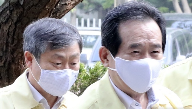 정세균 국무총리(오른쪽)가 지난 8일 학교 코로나19 방역 현황 현장 검점에 나선 모습.