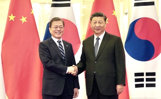 지난해 12월23일 한·중 정상회담에 앞서 악수를 나누고 있는 문재인 대통령과 시진핑(習近平) 중국 국가주석의 모습.