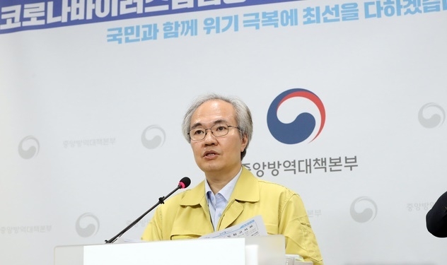 권준욱 중앙방역대책본부 부본부장이 지난달 5일 오후 충북 청주 질병관리본부에서 신종 코로나바이러스 감염증(코로나19) 국내 발생 현황에 대해 브리핑하고 있다.