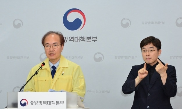 권준욱 질병관리본부 중앙방역대책본부 부본부장이 18일 오후 2시10분 충북 오송 질병관리본부에서 열린 신종 코로나 바이러스 감염증(코로나19) 정례브리핑에서 발언하고 있다.