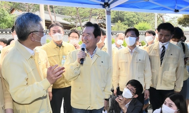 정세균 국무총리가 18일 경기 포천시 일동면 양돈농장에서 아프리카돼지열병 방역 상황을 보고 받은 후 이재명 지사와 대화하고 있다.