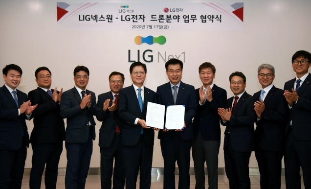 LG전자가 방위산업체인 LIG넥스원과 손잡고 군용 드론 모터를 개발한다. 양사는 지난 17일 경기도 성남시에 위치한 LIG넥스원 판교하우스에서 LIG넥스원 사업본부장 이건혁 상무(사진 오른쪽)와 LG전자 부품솔루션사업부장 왕철민 전무 등이 참석한 가운데 '드론분야 업무 협약'을 체결했다. (제공=LG전자)