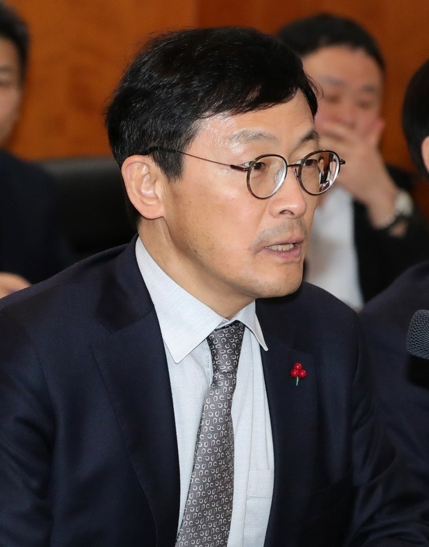 이호승 청와대 경제수석이 17일 전북 완주군 현대자동차 전주공장에서 열린 수소상용차 업계 간담회에 참석해 관계자들에게 인사말을 하고 있다.