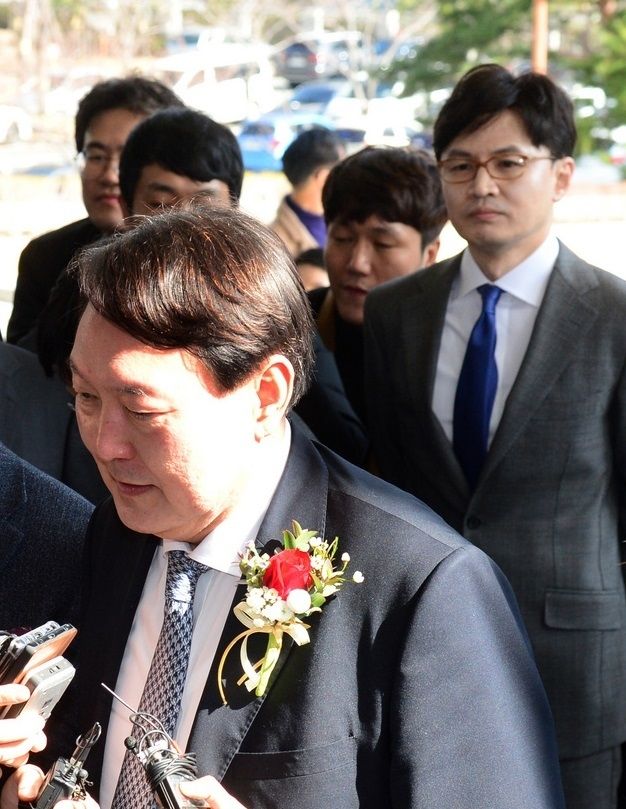 윤석열 검찰총장이 일선 검사들과 간담회를 갖기 위해 지난 1월13일 오후 부산 연제구 부산고검·지검을 방문해 소감을 밝히고 있는 가운데 한동훈 당시 부산고검 차장검사가 뒤따르고 있다.
