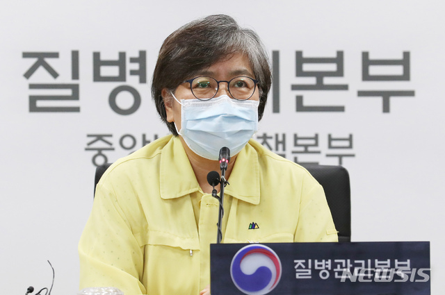 정은경 중앙방역대책본부장(질병관리본부장)이 지난16일 오후 충북 청주시 질병관리본부 상황판단실에서 코로나19 국내 발생 현황 및 확진환자 관련 등에 대해 발표하고 있다. (사진/뉴시스)