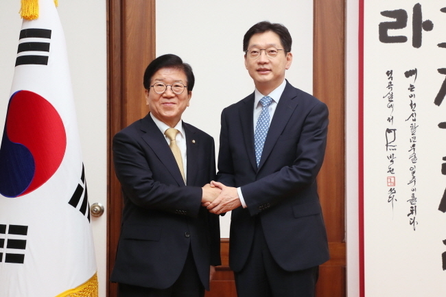 박병석 국회의장은 21일 의장집무실에서 김경수 경상남도지사를 만나 “‘세종국회’가 성사되면 국가균형발전의 역할을 선도할 수 있을 것”이라고 말했다.