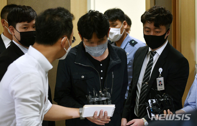 고(故) 최숙현 가혹 행위 핵심 피고인 중 한 명인 김규봉 감독이 법원의 구속 전 피의자심문(영장실질심사)을 받기 위해 21일 오후 대구지방법원으로 출석하고 있다. (사진/뉴시스)