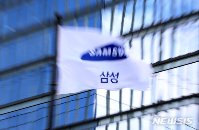 서울 서초구 삼성전자 서초사옥의 깃발이 휘날리고 있다. (사진/뉴시스)